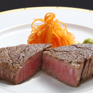 The best Japanese black beef is slowly grilled on a low-temperature iron plate for about an hour.