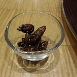 スーツァン・レストラン陳 - クルミの飴がけです。食事の前に、必ずと言っていいほど出されます。