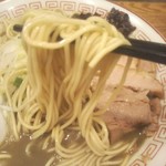 煮干中華そば専門 煮干丸 - 麺は中細硬め。煮干し系はこのタイプが多し。