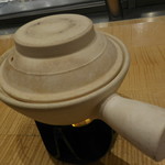 スーツァン・レストラン陳 - 　土鍋に入った牛バラ肉入りの麻婆豆腐を、温めている様子です。