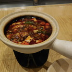 スーツァン・レストラン陳 - 　土鍋入りの牛バラ肉入り麻婆豆腐・その１です。