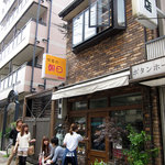 洋食の朝日 - 平日1時46分でも行列です。