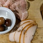 オンザマークス - 上：ポークハム　　下：鶏胸肉　クミンシードにセンスを感じます