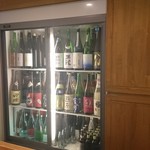 日本酒バー　雲レ日 - 冷蔵庫には日本酒がぎっしり(18-11)