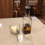 コロンブス - 粉チーズと唐辛子のオリーブオイル