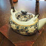 高級そうなお茶の入った急須