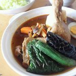 オメガセブン - 大変好評頂いております、スープカレー。スパイスの効いたカレーに大きなチキン、たっぷり野菜が入っております。