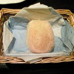 北欧料理リラ・ダーラナ - ミートボールのクリームソース 1000円 の自家製ライ麦パン