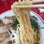 中華そば○ - コシがある麺にコクがあるスープがまとわりつく。
チャーシューも美味しい。