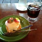 A TABLE ! - シフォンケーキとアイスコーヒー