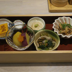 Yakitori Kodama - 前菜盛り合わせ五品。だし巻き玉子、サツマイモと栗、生湯葉、茸のお浸し、鶏皮ポン酢