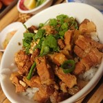 Com Ngon - 甘辛煮豚と高菜がけご飯