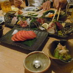 Wasoushunsai Kuuhina - お通しの小鉢、お刺身盛合せ、冷やしトマト、自家製ぬか漬けおしんこ、他