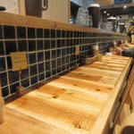 Kubo Kari- - 開店時間のすぐ後１１時１５分位に訪問したんですが店内のテーブル席はほぼ満席。
      
      カウンターの奥にはまだ空席があったんで此方を使ってランチをいただきました。