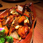 LOST HEAVEN Yunnan Folk Cuisine - 雲南式と書いてあったが、社会通念上川菜の辣子鷄に限りなく近い一品。但しトーガラシがテンパリングされていて香りは鮮烈だがバチバチするほどは辛くない。