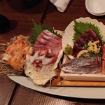 魚がし厨房 湊屋 - お刺身てんこ盛り左側