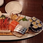 魚がし厨房 湊屋 - お刺身てんこ盛り右側