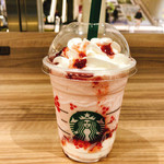 スターバックス・コーヒー - クリスマスストロベリーケーキフラペチーノ637円