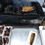 江島屋水産 - 店頭の炭火焼き