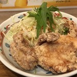 みよしの食堂 - から揚げは揚げたてで、大き目の品が3個。タップリのキャベツ添え。