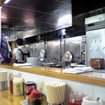 ラーメン ミンミン - 厨房も奇麗！