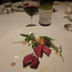 リストランテKubotsu - 黒毛和牛もも肉の炭火焼き、長崎離島３島の塩を添えて。ワインは、コート・ド・ブル