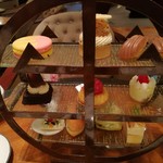 Lounge On The Park - 個性的でスタイリッシュなケーキスタンドは、中国風でオリエンタルなイメージ