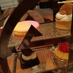 Lounge On The Park - 個性的なデザインの枠に挟まれたガラスプレートに、センス抜群のスイーツが（その1）