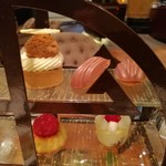 Lounge On The Park - 個性的なデザインの枠に挟まれたガラスプレートに、センス抜群のスイーツが（その2）