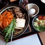 Dontei - パパは牛すき鍋膳肉大盛り華セットを注文。サラダとドリンク飲み放題付き。