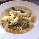 トラットリア フェルマータ - アサリと青菜のフジッリ