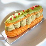 Le sejour de JUN - ピスタチオのエクレア
                        皮がその辺のケーキ屋さんのシュー皮と変わらない
                        バリッとさせてよー！