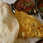 プラバート - 米粉のパパドとオムレツとライス