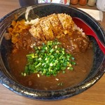 炭火とりやろう - 「牛スジ煮込みカレーライス」(500円)+「肉屋のメンチカツ」(150円)