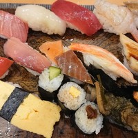 東鮨 新店 - 握り寿司14貫。