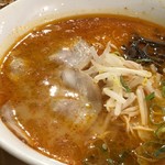 ラーメン酒場 やまごや - ◆赤ラーメン・・1辛から3辛まで選べます。2辛にしていましたけれど結構辛いとか。 かなり薄切りのチャーシューと少量のもやし＆キクラゲが盛らています。 麺はストレート麺。