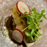 レストラン ラ・フロレゾン・ドゥ・タケウチ - 本日入荷の鮮魚のア・ラ・プランチャ
                    ジンジャーの香る焼き茄子と黒こしょうのオイル
                    秋刀魚のシヴェソース