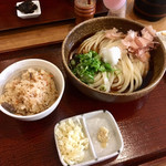 讃岐うどん はるしん - 冷ぶっかけうどん2玉(¥670)
      Ａセット[炊き込みご飯](+¥200) 計¥870