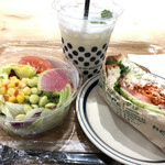 アールベイカー インスパイアード バイ コート ロザリアン - アボカドクリームチーズサンド、サラダ、白桃スムージー