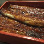 うなぎ亭 友栄 - 鰻は300gくらいあります。でも軽いからすぐ無くなっちゃう。