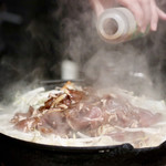 なまらむーちょ - タレをかけます