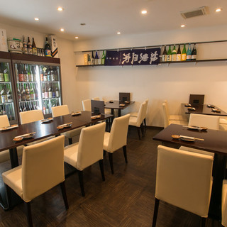 A relaxing space where you can enjoy a wide variety of sake by yourself.