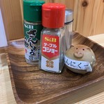 ぶた丼のとん田 - 卓上の調味料