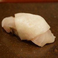 寿司つばさ - ノドグロ 上に乗ってるのは千枚漬け
