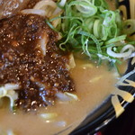 ハルピン 味噌らーめん 雷蔵 - タレ味噌のアップ