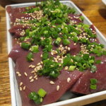 ホルモン焼天 - 毎度のレバ刺し