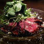 バー カヴァロ - ローストビーフをバルサミコとたまり醤油のソースで