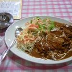 目玉のジャンボカツカレー（998円）は外れのないボリューム感