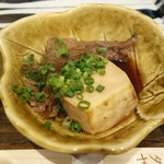 お通しの牛すじ煮込み