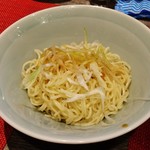 豪虎担々麺 - 替え玉はどんぶりの麺が無くなりそうな頃を見計らって声を掛けられます